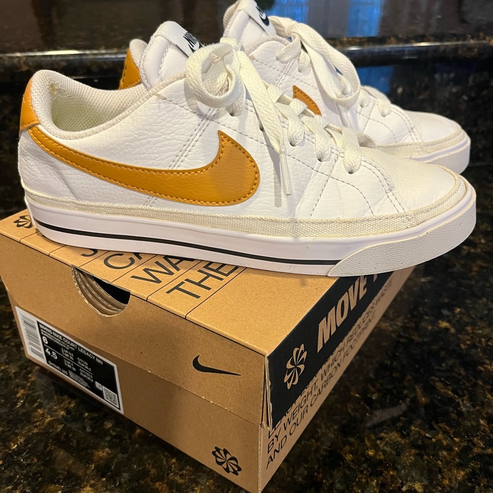 Nike court legacy